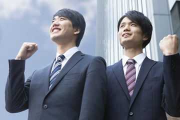 ガッツポーズをするビジネスマン