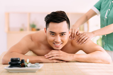 Obraz na płótnie Canvas Receiving back massage