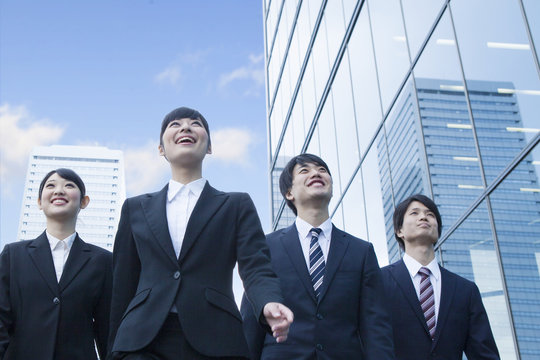 オフィスを歩く新社会人