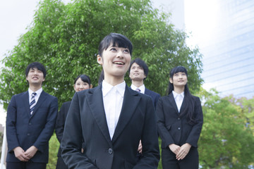 空を仰ぐ新社会人