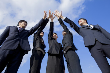 手をのばすビジネスマンとビジネスウーマン