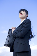 カバンを持つビジネスウーマン