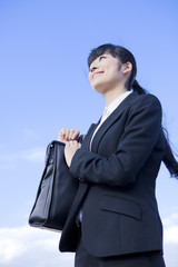 カバンを持つビジネスウーマン