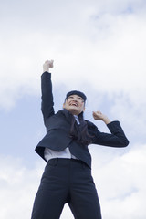 ガッツポーズをするビジネスーマン
