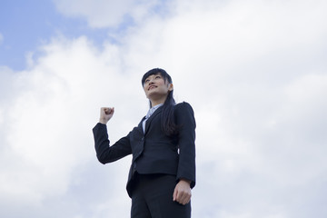 青空とビジネスウーマン