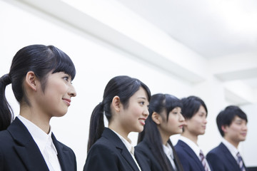 面接を受ける大学生