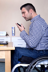 Obraz premium Rollstuhlfahrer im Home-Office