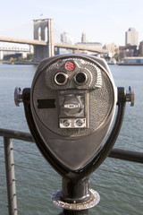 Fernglas mit der Brooklyn Bridge im Hintergrund