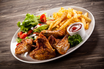 Grilled chicken nuggets, chips and vegetables
