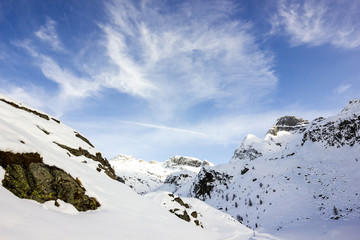 Fototapeta na wymiar Paesaggio di montagna con neve