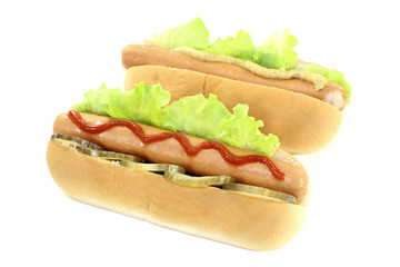Hot dogs mit Gurke, Senf und Ketchup