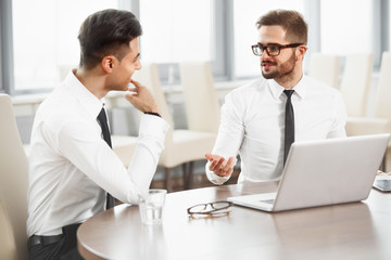 Obraz premium Business People. Successful business partners discuss project