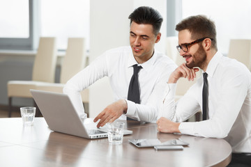 Obraz premium Business People. Successful business partners discuss project