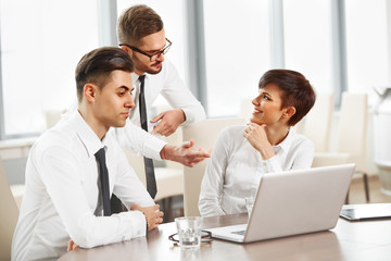 Obraz premium Business People. Successful business partners discuss project