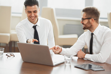 Obraz premium Business People. Successful business partners discuss project. T