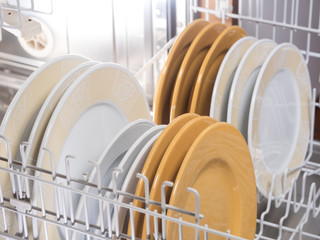 ge&ouml;ffneter Geschirrsp&uuml;ler