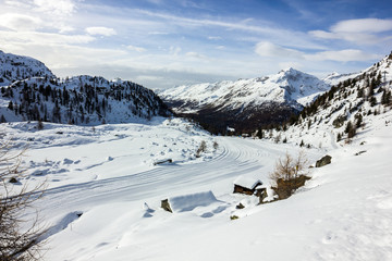 Fototapeta na wymiar Panorama di montagna con pista da sci
