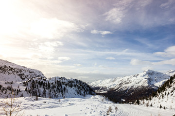 Panorama di montagna con pista da sci