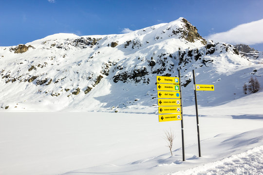 Segnaletica verticale in montagna con neve