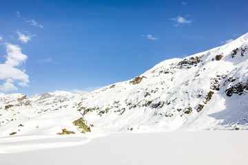 Paesaggio di montagna con neve