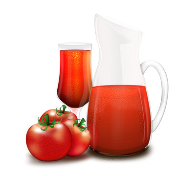 Reife rote Tomaten mit Tomatensaft in Karaffe und Trinkglas
