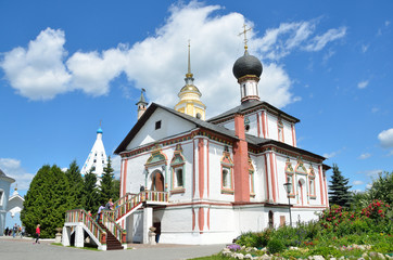 Fototapeta na wymiar Церковь Святой троицы в Ново-Голутвином монастыре