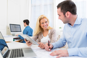 Obraz premium Grupa współpracowników w biurze