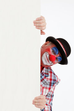 Clown honter einer Wand