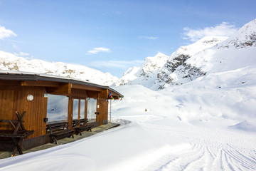 Edificio in legno in montagna con neve