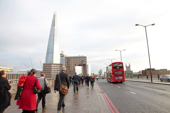 londres gente puente peatones paseando autobus rojo 3427-f14