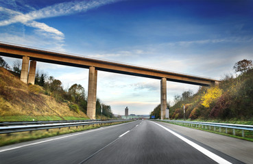 Brücke über Autobahn – Autobahnüberführung