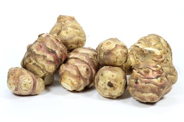 Topinambur isoliert auf weißem Hintergrund