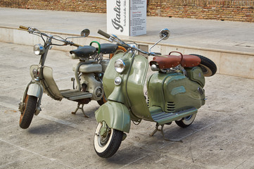 Vieux scooter garé sur la place en ville Senigali
