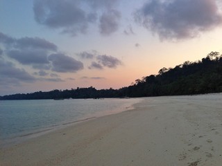 Fototapeta na wymiar Spiaggia tropicale al tramonto
