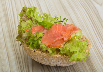 Salmon sandwich with thyme