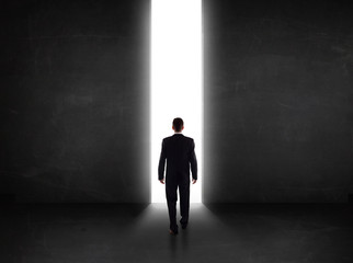 Obraz premium Business person looking at wall with light tunnel opening
