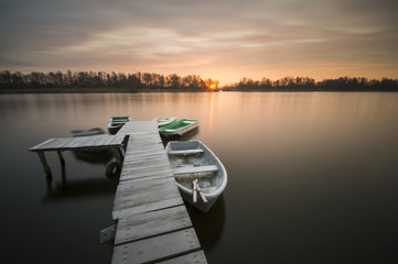 Fototapeta łódki zacumowane zimą do drewnianego pomostu obraz