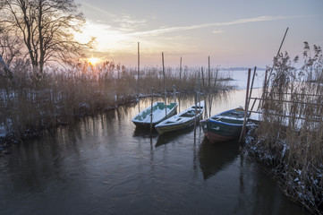 Fototapeta na wymiar łódki zacumowane zimą do drewnianego pomostu
