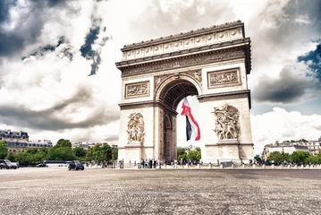 Cercles muraux Monument artistique PARIS - MAY 21, 2014: Tourists at Arc de Triomphe. More than 30