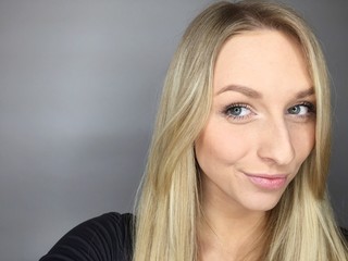 Naklejka premium junge blonde Frau