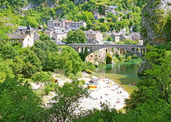 Pont et plage à Saint-Chély-du-Tarn
