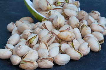 Pistaches en vrac sur ardoise