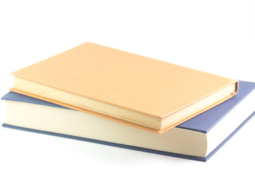 Due libri su sfondo bianco