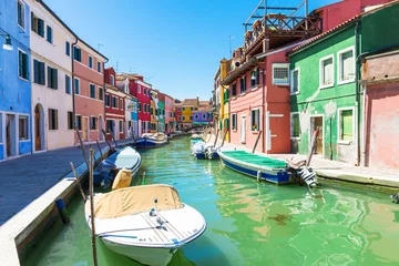Kanal und bunte Gebäude auf der Insel Burano, Venedig, Italien © Ekaterina Belova