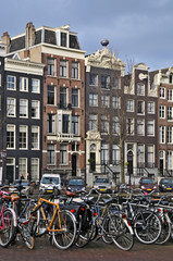 Fototapeta na wymiar Amsterdam e i suoi canali con biciclette
