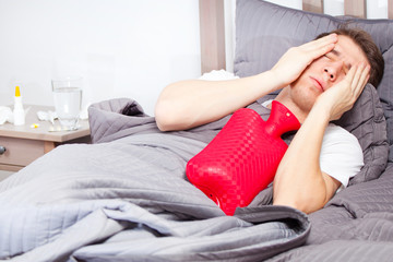mann mit grippe im bett