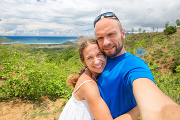 Obraz premium Man and woman have fun at the beach of island in Indian ocean