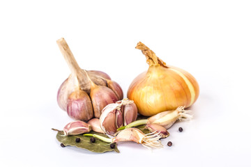 pile of garlic and onion of different sizes on the bay leaf