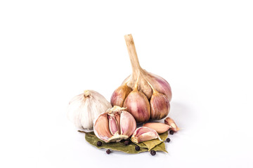 pile of garlic of different sizes on the bay leaf