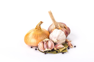 pile of garlic and onion of different sizes on the bay leaf